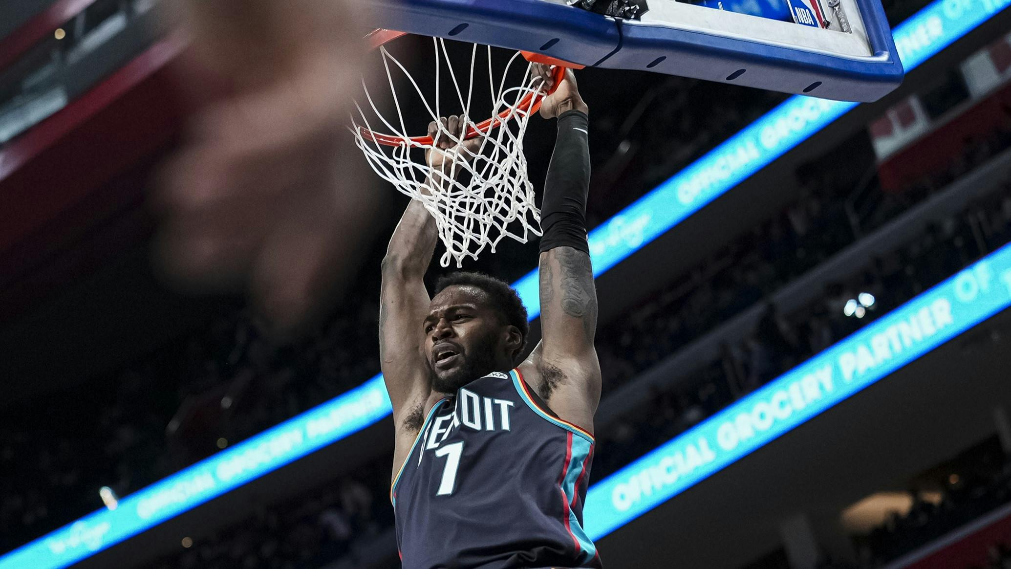 Shorthanded, East-leading Pistons stave off late Bulls rally for eighth straight win 